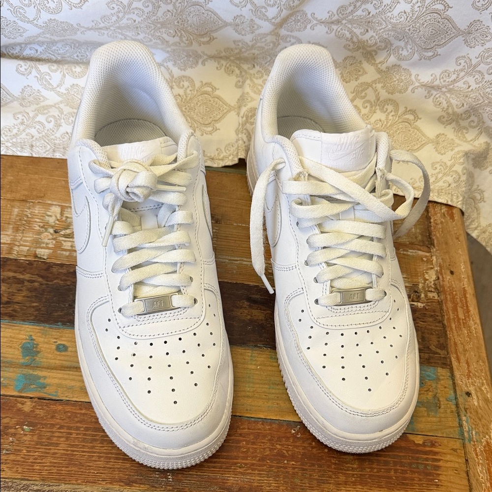 Men’s Nike White Low-Top Leather Sneakers Size 10